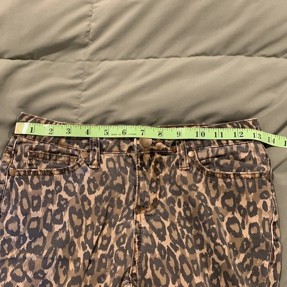 Easel Womens distressed animal print Jeans in size small. Raw hem. Cute!‌‌‌‍‍‍‍‍